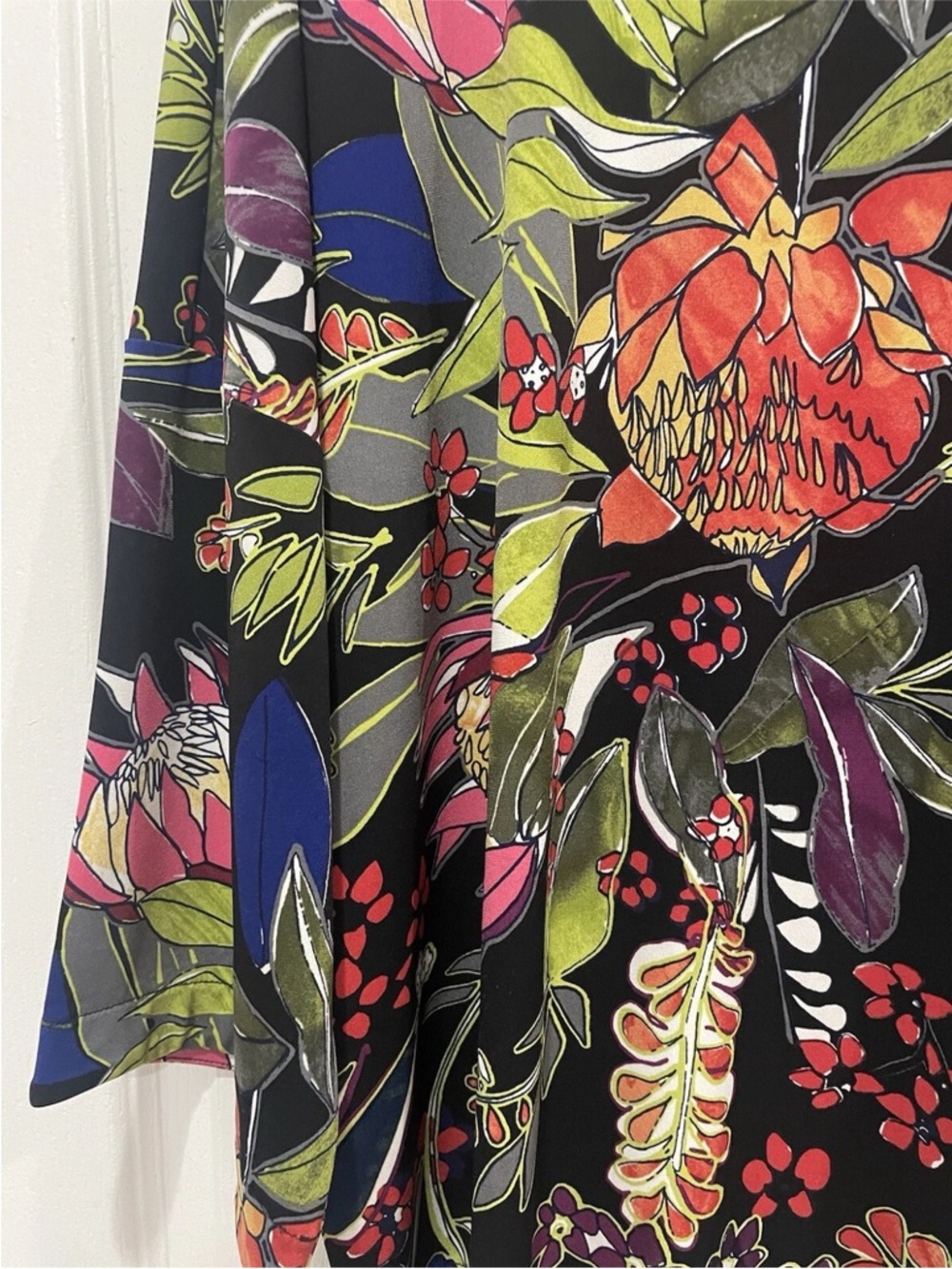 Chico’s Women's Black Floral V-Neck Tunic Top Slinky Gorgeous - Picture 5 of 6